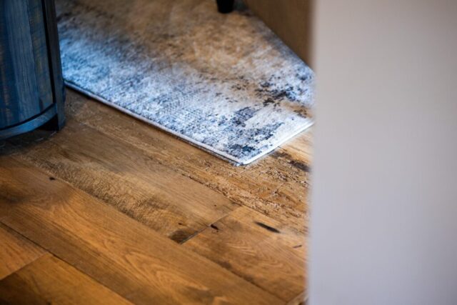 southend-reclaimed-original-face-skip-planed-reclaimed-oak-solid-plank-flooring-15